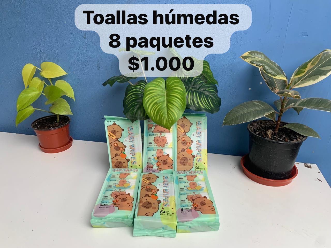 Paquetes pequeños verdes de toallas húmedas con ositos